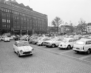 850448 Afbeelding van geparkeerde auto's op het Vredenburg te Utrecht, uit het zuidoosten; links het Jaarbeursgebouw ...